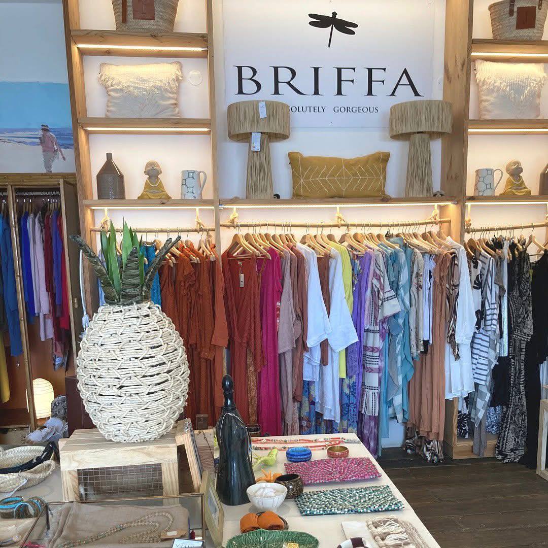 BRIFFA Comporta — Interior da loja com roupa e decoração